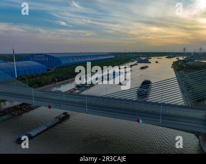 HUAI'AN, CHINA - 23. MAI 2023 - Schiffe, die Kohle, Dünger und Saatgut entlang des Peking-Hangzhou Grand Canal in Huai'an, Provinz Jiangsu, Chi transportieren Stockfoto