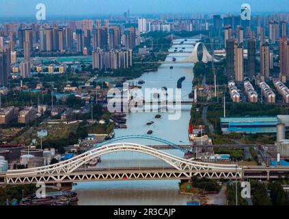 HUAI'AN, CHINA - 23. MAI 2023 - Schiffe, die Kohle, Dünger und Saatgut entlang des Peking-Hangzhou Grand Canal in Huai'an, Provinz Jiangsu, Chi transportieren Stockfoto