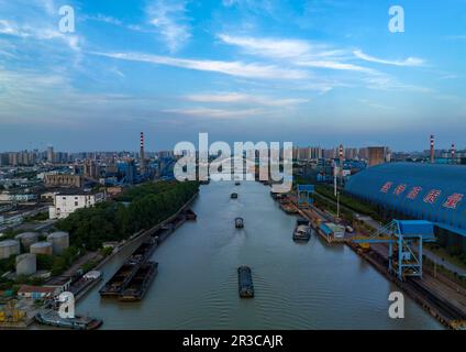HUAI'AN, CHINA - 23. MAI 2023 - Schiffe, die Kohle, Dünger und Saatgut entlang des Peking-Hangzhou Grand Canal in Huai'an, Provinz Jiangsu, Chi transportieren Stockfoto