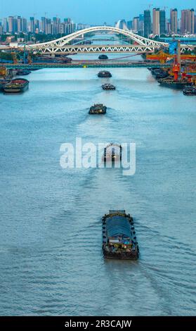 HUAI'AN, CHINA - 23. MAI 2023 - Schiffe, die Kohle, Dünger und Saatgut entlang des Peking-Hangzhou Grand Canal in Huai'an, Provinz Jiangsu, Chi transportieren Stockfoto