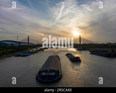 HUAI'AN, CHINA - 23. MAI 2023 - Schiffe, die Kohle, Dünger und Saatgut entlang des Peking-Hangzhou Grand Canal in Huai'an, Provinz Jiangsu, Chi transportieren Stockfoto