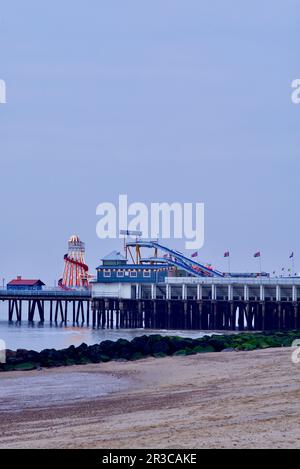 No1 North Sea Clacton Pier am frühen Abend. Stockfoto