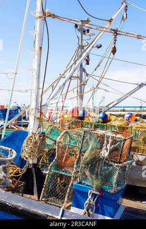 Flusskrebsnetze und Fallen auf einem kleinen Fischerboot Stockfoto