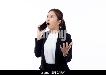 Porträtieren Sie eine junge asiatische Geschäftsfrau, die mit verärgerten Anrufen auf einem Smartphone spricht und schreit, isoliert auf weißem Hintergrund, Geschäftsfrau schreit und Stress Stockfoto