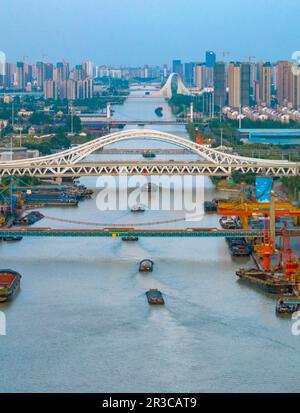 HUAI'AN, CHINA - 23. MAI 2023 - Schiffe, die Kohle, Dünger und Saatgut entlang des Peking-Hangzhou Grand Canal in Huai'an, Provinz Jiangsu, Chi transportieren Stockfoto