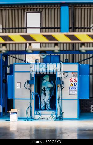 Handwerker in einer Lackierkabine arbeiten, Mann paining, Ausrüstung für die Industrie in einer Fabrik Stockfoto