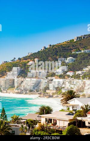 Blick auf Clifton Beach und Apartments in Kapstadt, Südafrika Stockfoto