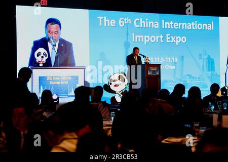 Los Angeles, USA. 23. Mai 2023. Sun Chenghai, stellvertretender Direktor des China International Import Expo (CIIE) Bureau, spricht auf einer Roadshow für die CIIE 6. in Los Angeles, USA, am 22. Mai 2023. Über 400 Teilnehmer aus Kommunalverwaltungen, Handelskammern und Unternehmen nahmen an der Roadshow am Montag Teil. Kredit: Xinhua/Alamy Live News Stockfoto