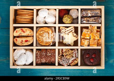 Weihnachtsbrötchen Kekse Sortiment. Cookie-Box Für Weihnachten. Verschiedene hausgemachte Weihnachtsmänner Stockfoto