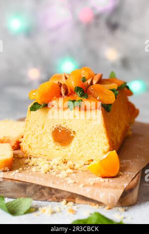 Orangenkuchen mit frisch gepresstem Orangensaft und Schale mit getrockneten Aprikosen Stockfoto