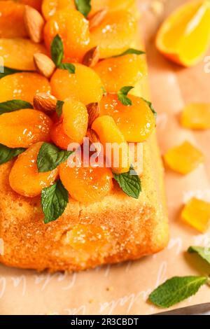 Orangenkuchen mit frisch gepresstem Orangensaft und Schale mit getrockneten Aprikosen Stockfoto