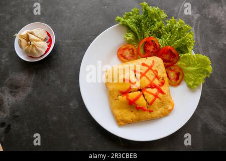 nasi goreng pattaya oder Pattaya Fried Rice (gefüllter Omelette Fried Rice). Südostasiatisches Gericht, das durch Abdecken oder Umhüllen von gebratenem Reis mit Hühnchen in dünner Form hergestellt wird Stockfoto