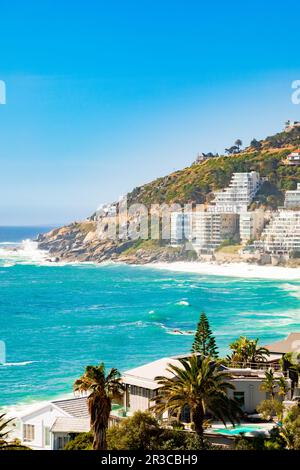 Blick auf Clifton Beach und Apartments in Kapstadt, Südafrika Stockfoto