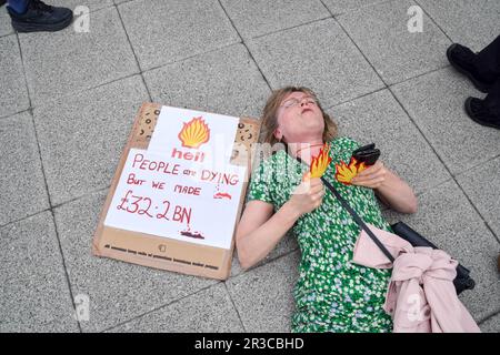 London, England, Großbritannien. 23. Mai 2023. Ein Klimaaktivist liegt vor Ort, nachdem er von der Jahreshauptversammlung von Shell im Excel Centre in East London entfernt wurde. Mehrere Dutzend Aktivisten schafften es in den Veranstaltungsort und unterbrachen das Treffen des Ölgiganten, bevor sie von der Sicherheitsabteilung getragen und begleitet wurden. (Kreditbild: © Vuk Valcic/ZUMA Press Wire) NUR REDAKTIONELLE VERWENDUNG! Nicht für den kommerziellen GEBRAUCH! Kredit: ZUMA Press, Inc./Alamy Live News Kredit: ZUMA Press, Inc./Alamy Live News Stockfoto