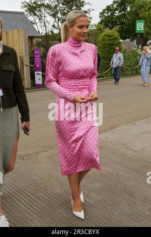 London, Großbritannien. 22. Mai 2023. Lady Eliza Spencer, die Nichte der verstorbenen Prinzessin Diana und Tochter von Earl Spencer, besucht die RHS Chelsea Flower Show. Die jährliche RHS Chelsea Flower Show, eine Gartenshow, wird von der Royal Horticultural Society auf dem Gelände des Royal Hospital Chelsea veranstaltet. Die Gartenausstellung findet vom 23. Mai bis 27. Mai fünf Tage lang statt. Kredit: SOPA Images Limited/Alamy Live News Stockfoto