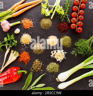 Frisches Gemüse um trockene Gewürzhaufen Stockfoto