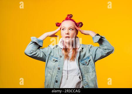 Ein Mädchen, das sich hilflos fühlt und versucht, die richtige Entscheidung zu treffen Stockfoto