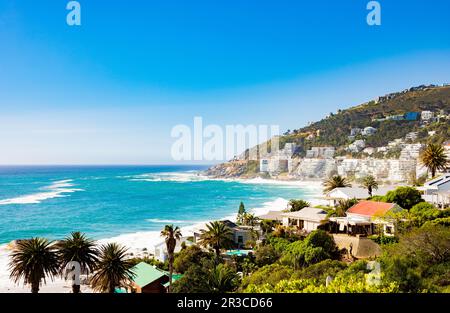 Blick auf Clifton Beach und Apartments in Kapstadt, Südafrika Stockfoto