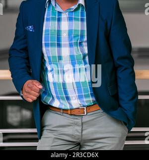 Verkürzter Mann im eleganten Anzug mit einer Hand in der Tasche Stockfoto