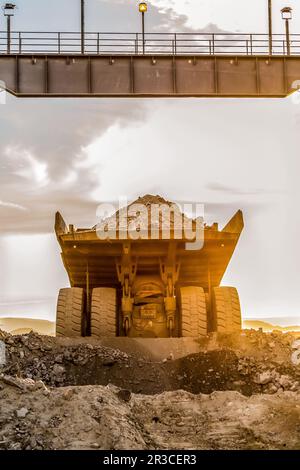 Muldenkipper für den Bergbau, die Platinerz zur Verarbeitung transportieren Stockfoto