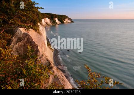 Ruegen Deutschland Kreide rockt den Weg am See Stockfoto