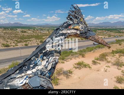 Large Roadrunner Sculpture, hergestellt aus weggeworfenen, recycelten Gegenständen, befindet sich am Rastplatz vor Las Cruces, New Mexico Stockfoto