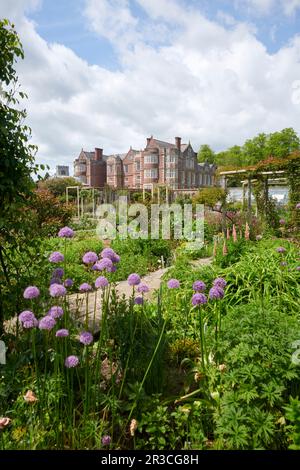 Das elisabethanische Herrenhaus von Burton Agnes Hall aus dem ummauerten Garten, Burton Agnes, East Riding of Yorkshire, England. Stockfoto