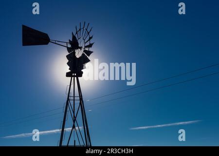 Wind Pumpe Mühle Silhouette in der Karoo Wüste von Südafrika Stockfoto