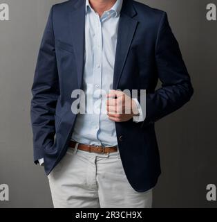 Nahaufnahme gekürzter weißer Hände und Arme eines Geschäftsmannes Stockfoto