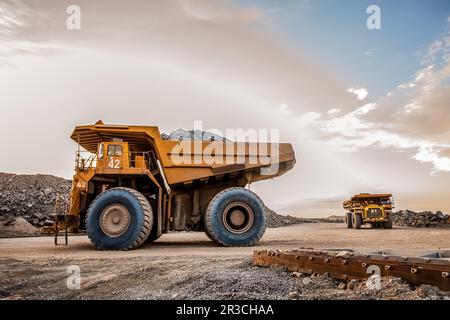 Muldenkipper für den Bergbau, die Platinerz zur Verarbeitung transportieren Stockfoto