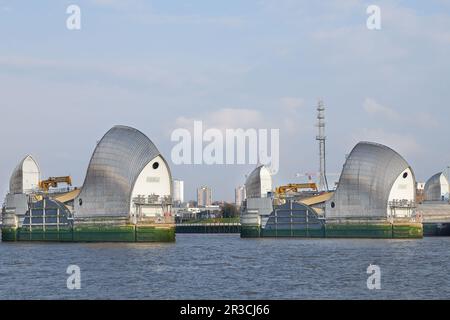 Hochwasserbarrieren an der Themse in Woolwich, London, England. Stockfoto