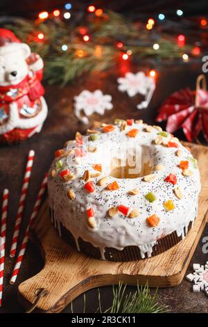 Weihnachtskuchen mit Früchten und Nüssen. Obstkuchen. Weihnachtsbacken. Vorbereitungen für den Feiertag. Chr Stockfoto