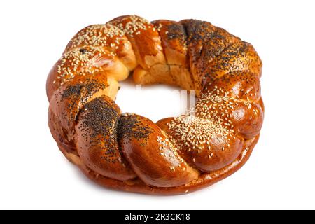 Süßer Brotkranz isoliert auf weißem Hintergrund. Honigbrioche-Girlande mit getrockneten Beeren und Nüssen. Stockfoto