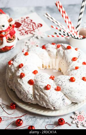 Weihnachtskuchen mit Früchten und Nüssen. Obstkuchen. Weihnachtsbacken. Vorbereitungen für den Feiertag. Chr Stockfoto