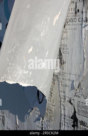 Alte, zerrissene Papierschichten an der Wand Stockfoto