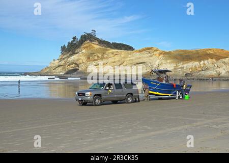 Ein Fischerdorf in einem Wohnwagen am Strand von Pacific City, Oregon, an der Pazifikküste von Oregon. Stockfoto
