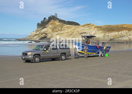 Ein Fischerdorf in einem Wohnwagen am Strand von Pacific City, Oregon, an der Pazifikküste von Oregon. Stockfoto