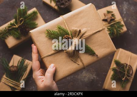 Nahaufnahme Geschenkverpackung in der weiblichen Hand Stockfoto