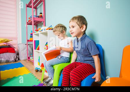 Im Kindergarten lernen die Kinder neu Stockfoto