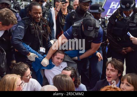 London, Großbritannien. 23. Mai 2023 Während der Jahreshauptversammlung des Ölriesen Shell führen die Klimaschutzaktivisten eine Demonstration vor dem Excel Centre in East London durch. Dutzende Aktivisten schafften es auch in den Veranstaltungsort und unterbrachen das Treffen des Ölriesen, bevor sie von der Sicherheitsabteilung getragen und begleitet wurden. Kredit: Vuk Valcic/Alamy Live News Stockfoto