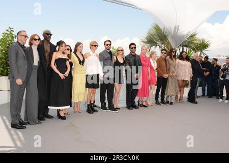 23. Mai 2023, CANNES, Frankreich: CANNES, FRANKREICH - MAI 23: (L-R) Hank Azaria, Hari Nef, Moses Sumney, Jennie Kim, Rachel Sennott, Sophie Mudd, Troye Sivan, Director Sam Levinson, Lily-Rose Depp, Abel Makkonen Tesfaye alias The Weeknd, Jane Adams, Suzanna Son, Reza Fahim, Ashley Levinson, Da'Vine Joy Randolph und Mitch Modes nehmen am 23. Mai 2023 in Cannes, Frankreich, am 76. Filmfestival in Cannes am „The Idol“ Teil. (Kreditbild: © Frederick Injimbert/ZUMA Press Wire) NUR REDAKTIONELLE VERWENDUNG! Nicht für den kommerziellen GEBRAUCH! Stockfoto