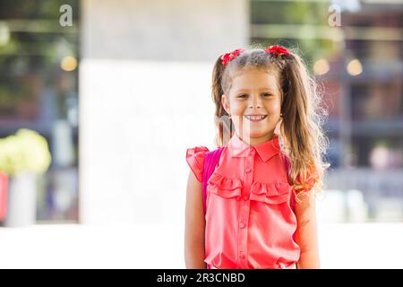 Schöne lächelnde Vorschulmädchen im Freien an sonnigen Tag Stockfoto