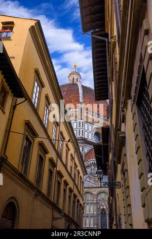 Blick auf die Straße von Florenz: Blick auf Brunelleschis Dom. Stockfoto