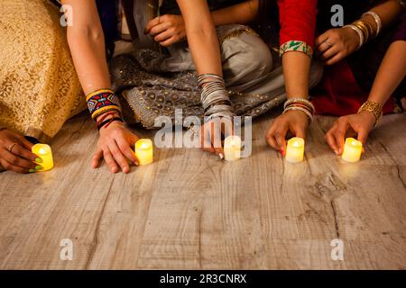 Kerzen und Öllampen als Teil der Diwali-Traditionen anzünden Stockfoto