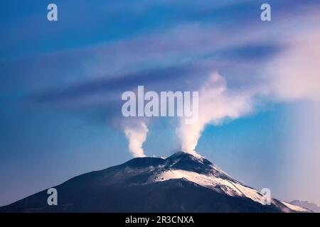 Catania, Italien. 23. Mai 2023. Catania. Heute Morgen im Morgengrauen sah der Ätna aus Catania so aus, mit den beiden rauchenden Kratern, dem Bocca Nuova Krater und dem Südosten, während die Lavaströme nur von der Südostseite aus sichtbar waren, waren markiert und ziemlich groß, aber fast vollständig erloschen. Leider hat das Wetter, das sich noch nicht stabilisiert hat, den Vulkan wieder vernebelt und wieder unsichtbar gemacht. Redaktionelle Verwendung Nur Kredit: Independent Photo Agency/Alamy Live News Stockfoto