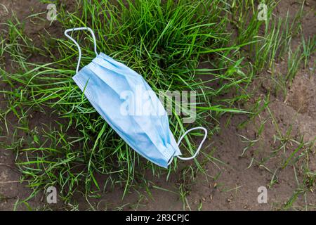 Umweltverschmutzung durch medizinische Masken während der Coronavirus-Pandemie Stockfoto