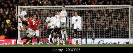 Robin Van Persie von Manchester United lockt den Ball aus einem Freistoß um die Fulham-Wand. Manchester United schlägt Fulham 1:0Fulham 02/02/13 Fulham V. Stockfoto