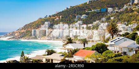 Blick auf Clifton Beach und Apartments in Kapstadt, Südafrika Stockfoto