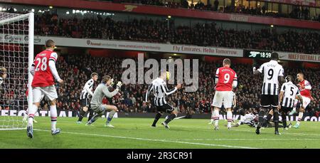 Arsenals Theo Walcott erzielt sein viertes Tor auf seiner Seite, um ihnen eine LeadArsenal 29/12/12 Arsenal V Newcastle United 4:3 29/12/12 die Premier League Pho zu geben Stockfoto