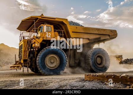 Muldenkipper für den Bergbau, die Platinerz zur Verarbeitung transportieren Stockfoto